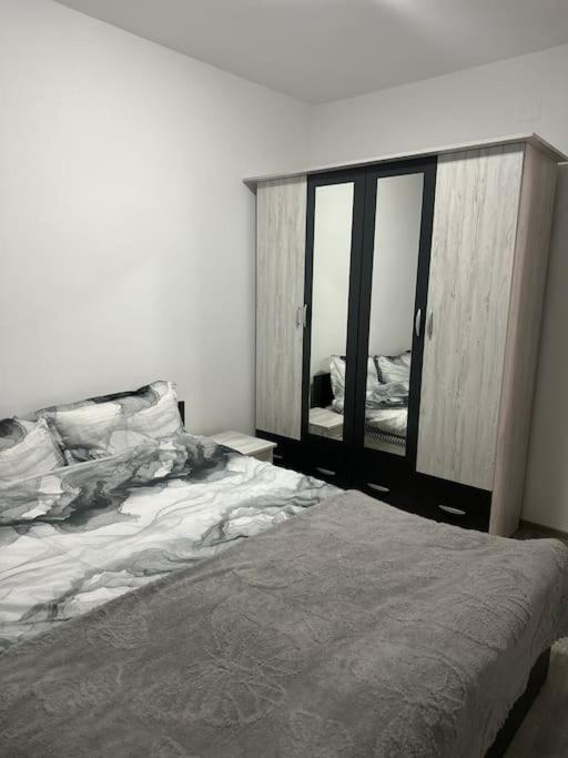 Apartament La Flo Hunedoara Exteriör bild